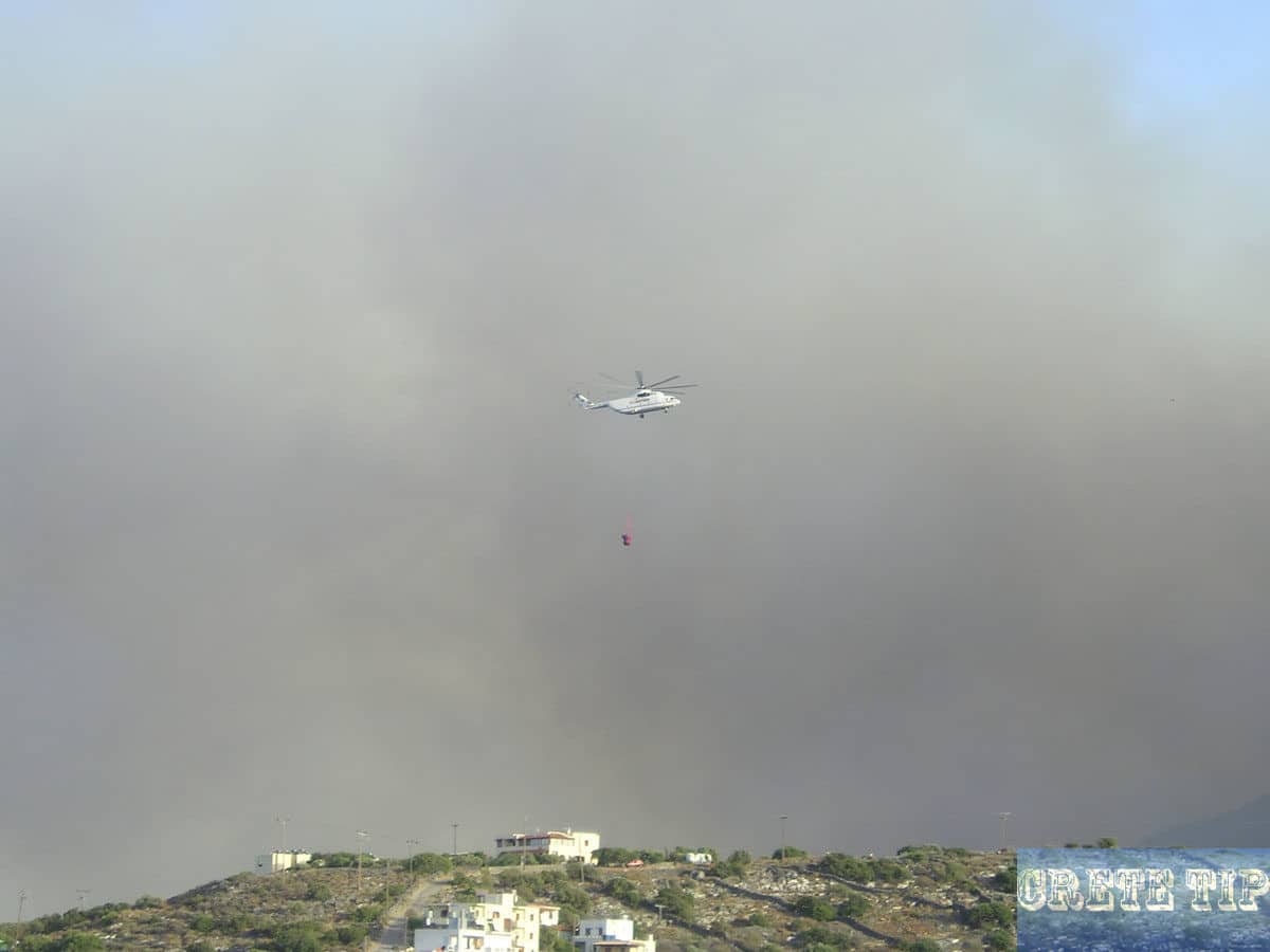 Firefighting helicopters for firefighting in Crete.